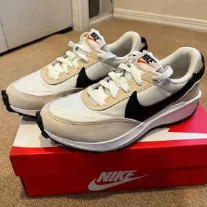 W Nike Waffle Debut Size 6